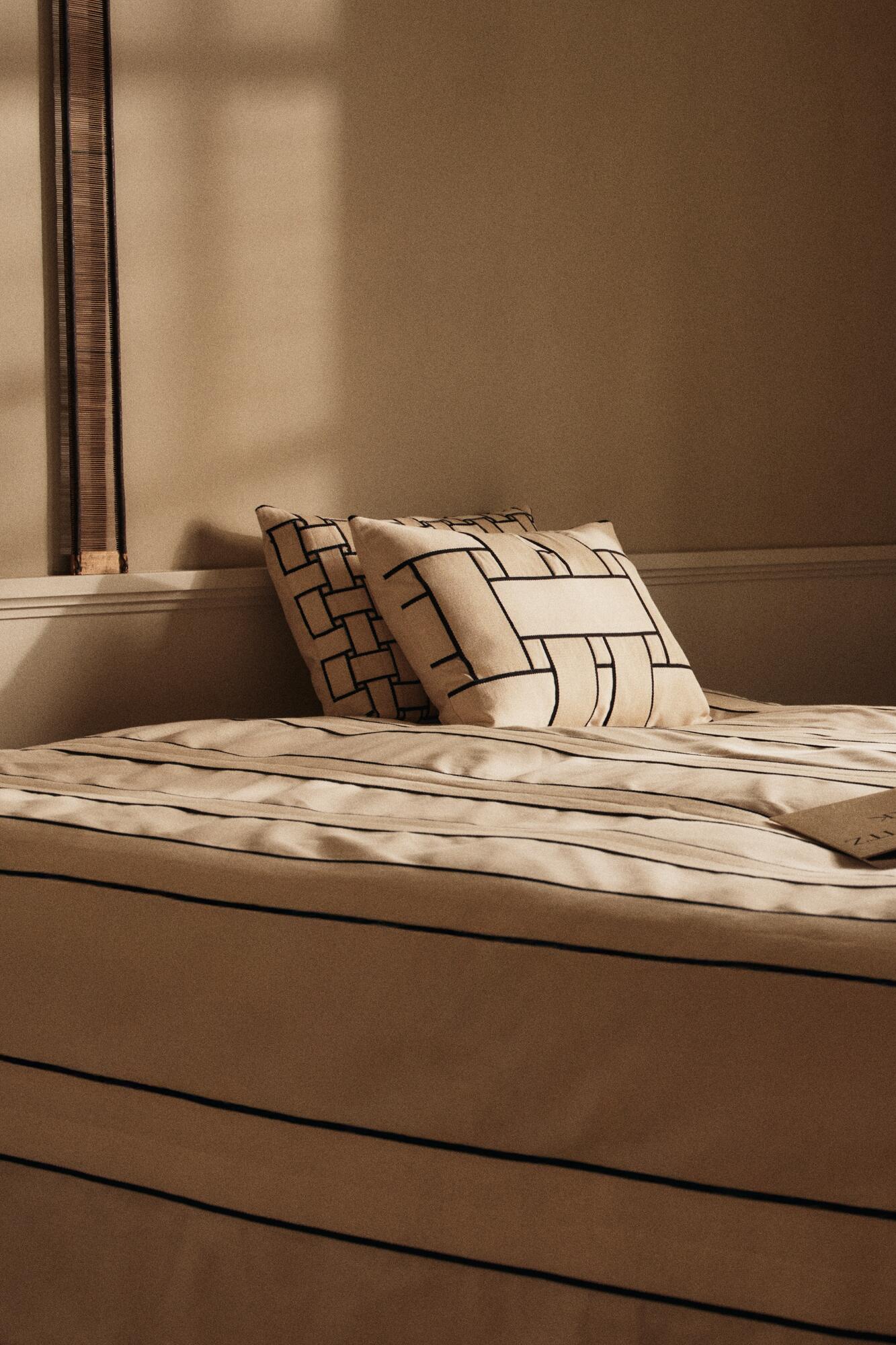 Lattice Offset pyntepude, 60x40 cm - Off-white/Black